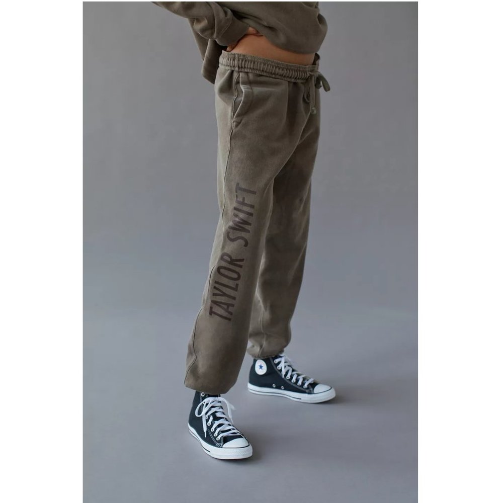 Red (Taylor’s Version) UO Exclusive Taylor Swift Oversized Sweat Pant